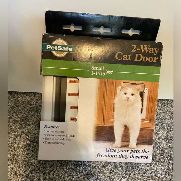 PetSafe 2-Way Cat Flap Indoor Pet Door Small Petite 1-15 lbs Manual Slide Lock - Picture 1 of 9